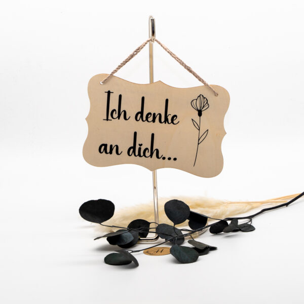 Holzschild mit verschiedenen Aufschriften